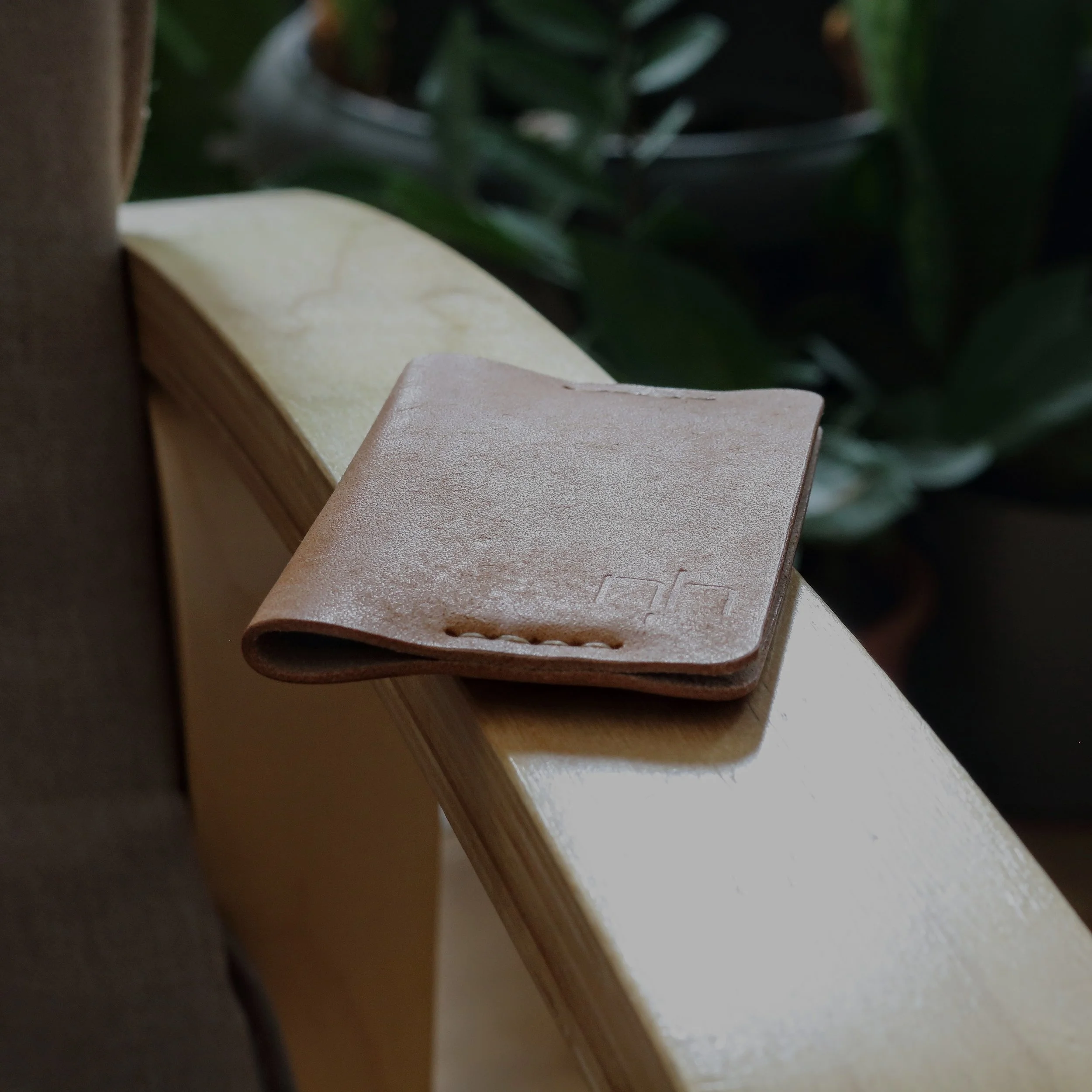 Super slim vegetable tanned leather card holder