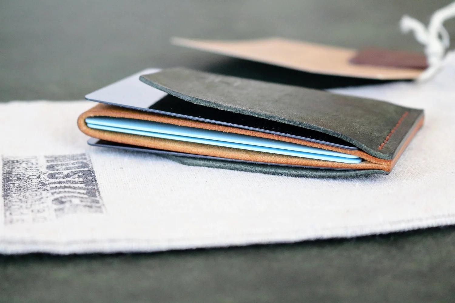 minimal cards pocket. super slim leather wallet.
