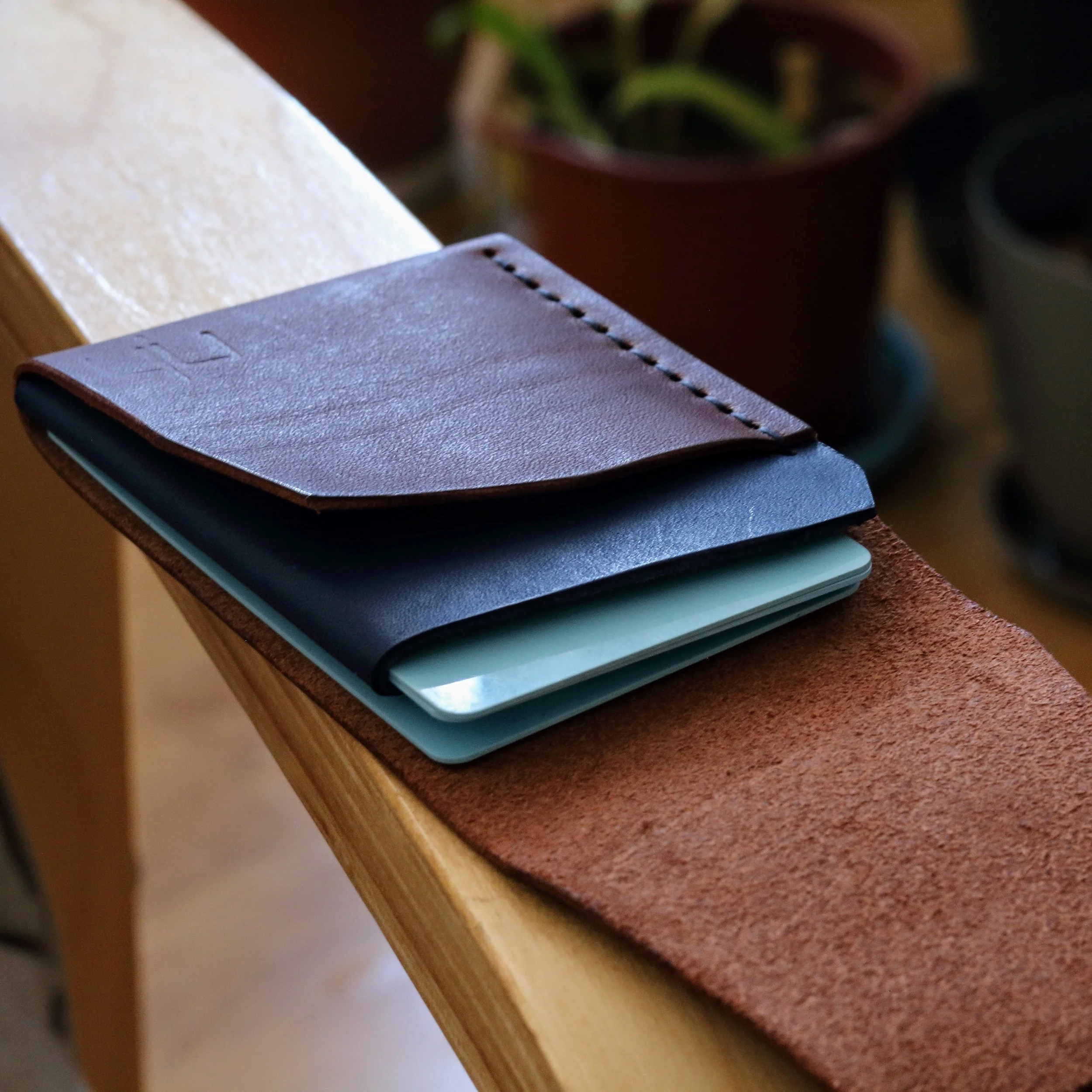 super slim vegetable tanned leather cards holder wallet. made in Europe