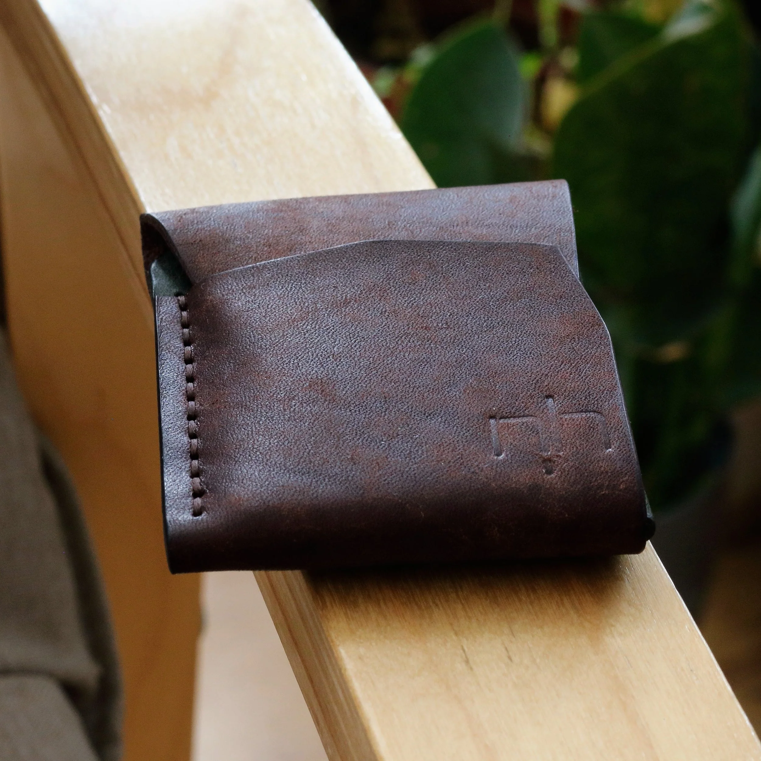 Italian full grain vegetable tanned leather wallet. made in the EU