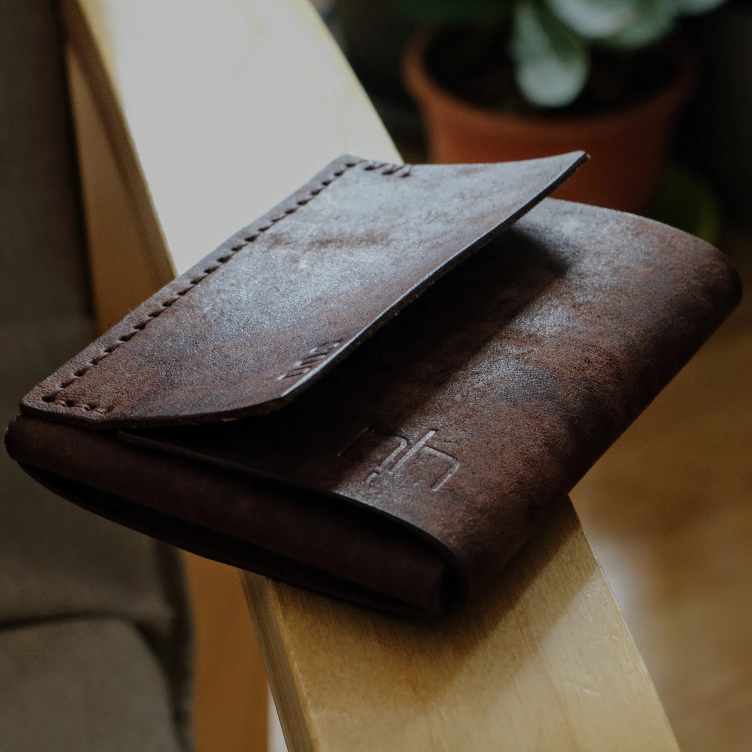 minimalist card wallet. Full grain Italian leather wallet
