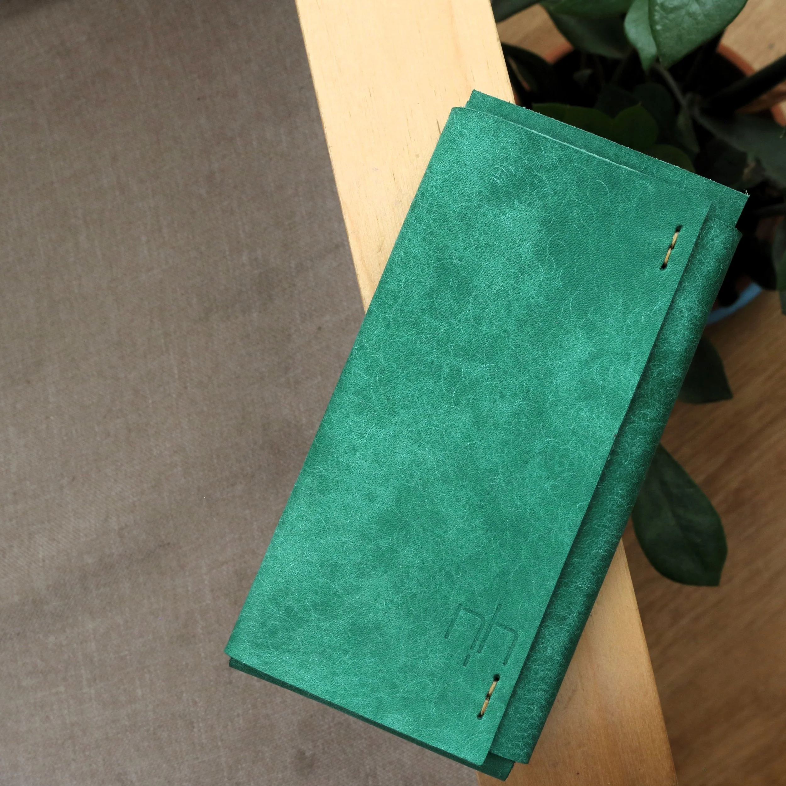 iPhone 17 pro Max Italian premium green leather phone holster case