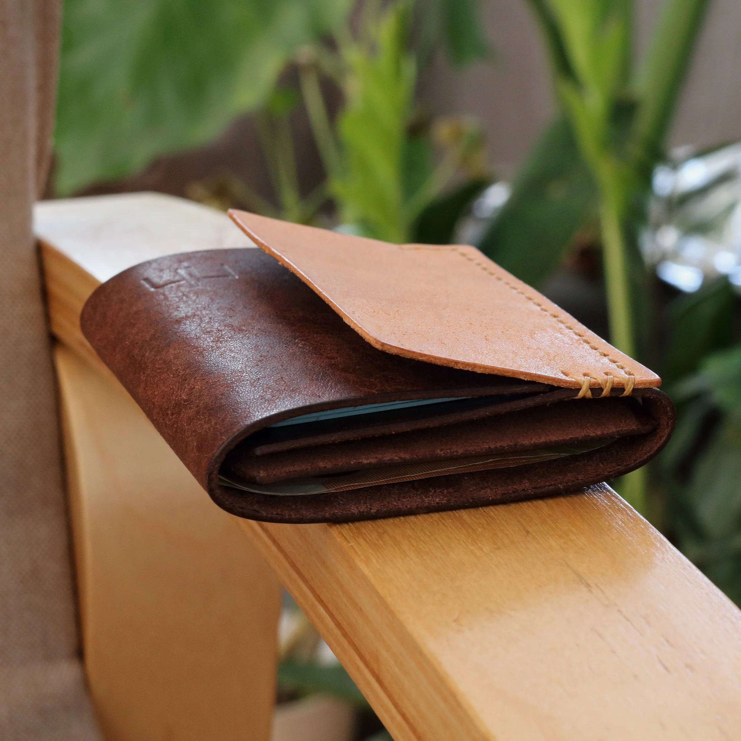 two tone leather wallet for cards and cash with quick access pocket. handmade in Europe