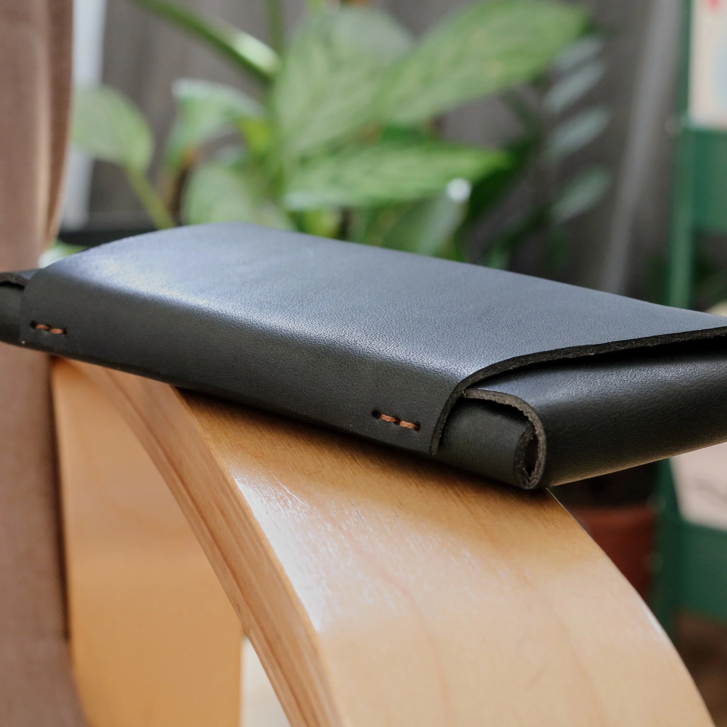 iPhone Air vegetable tanned leather phone wallet. Made in Europe