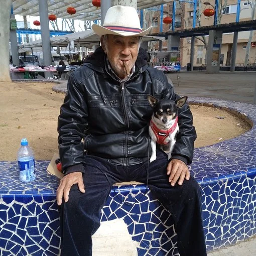 37. NORA PASTOR (fumando espero al perrito que ...)