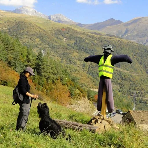 14. JULIA DOBÓN (con el vigilante de la montaña)