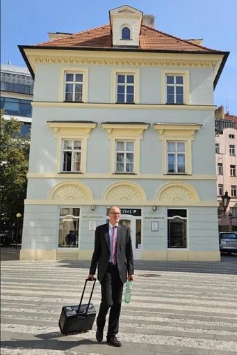 10. AGUSTIN ROVIRA (paseando su Trolley por Praga)
