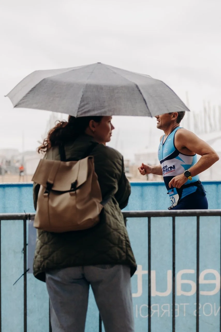 Moment de transition d’un athlète du Triathlon de Royan, où vitesse, précision et énergie se mêlent dans un geste fluide.