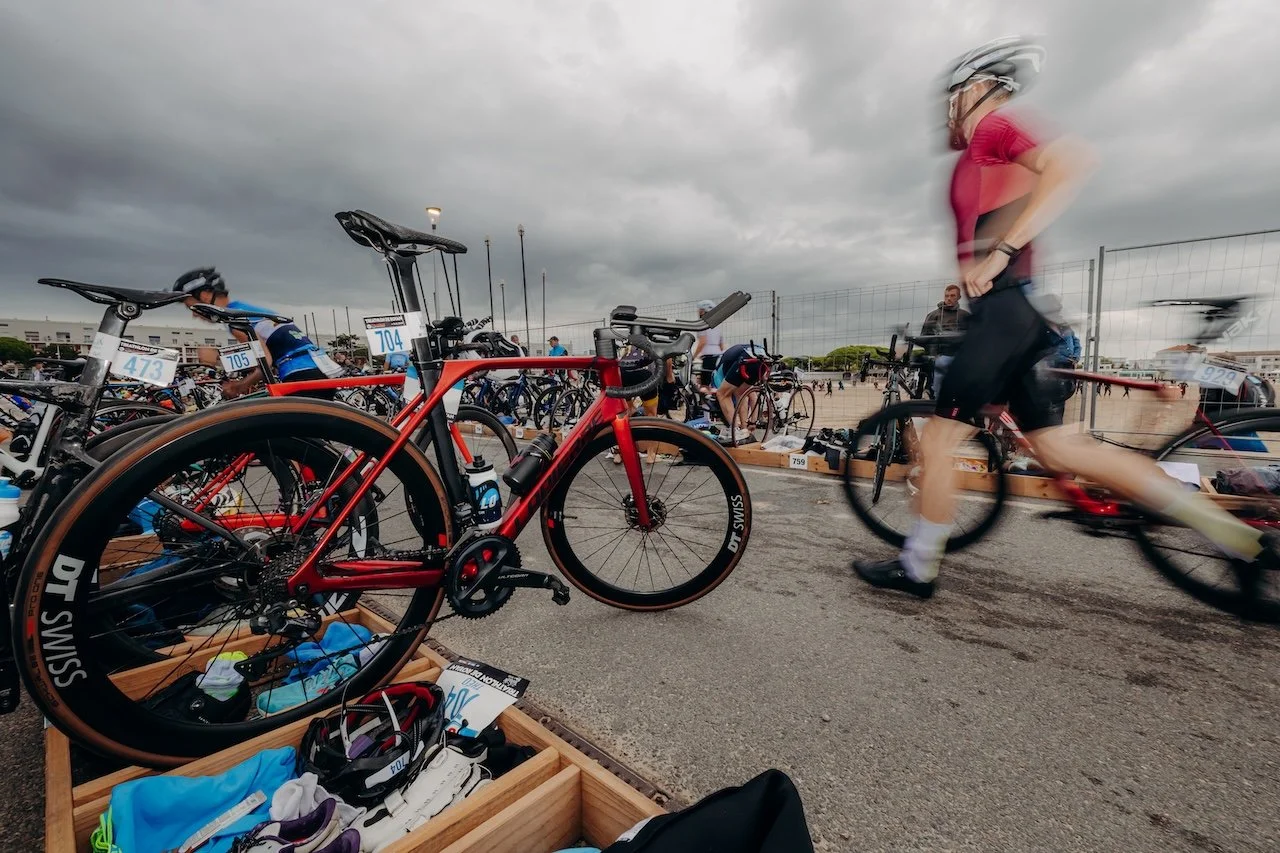 Coureur du triathlon de Royan franchissant les kilomètres avec détermination, symbole de force mentale et d’endurance sportive.