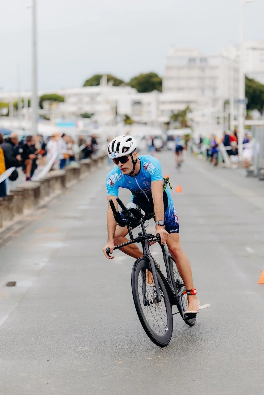 Athlète en plein effort lors du Triathlon de Royan, capturé au cœur de l’action entre intensité, concentration et dépassement de soi.