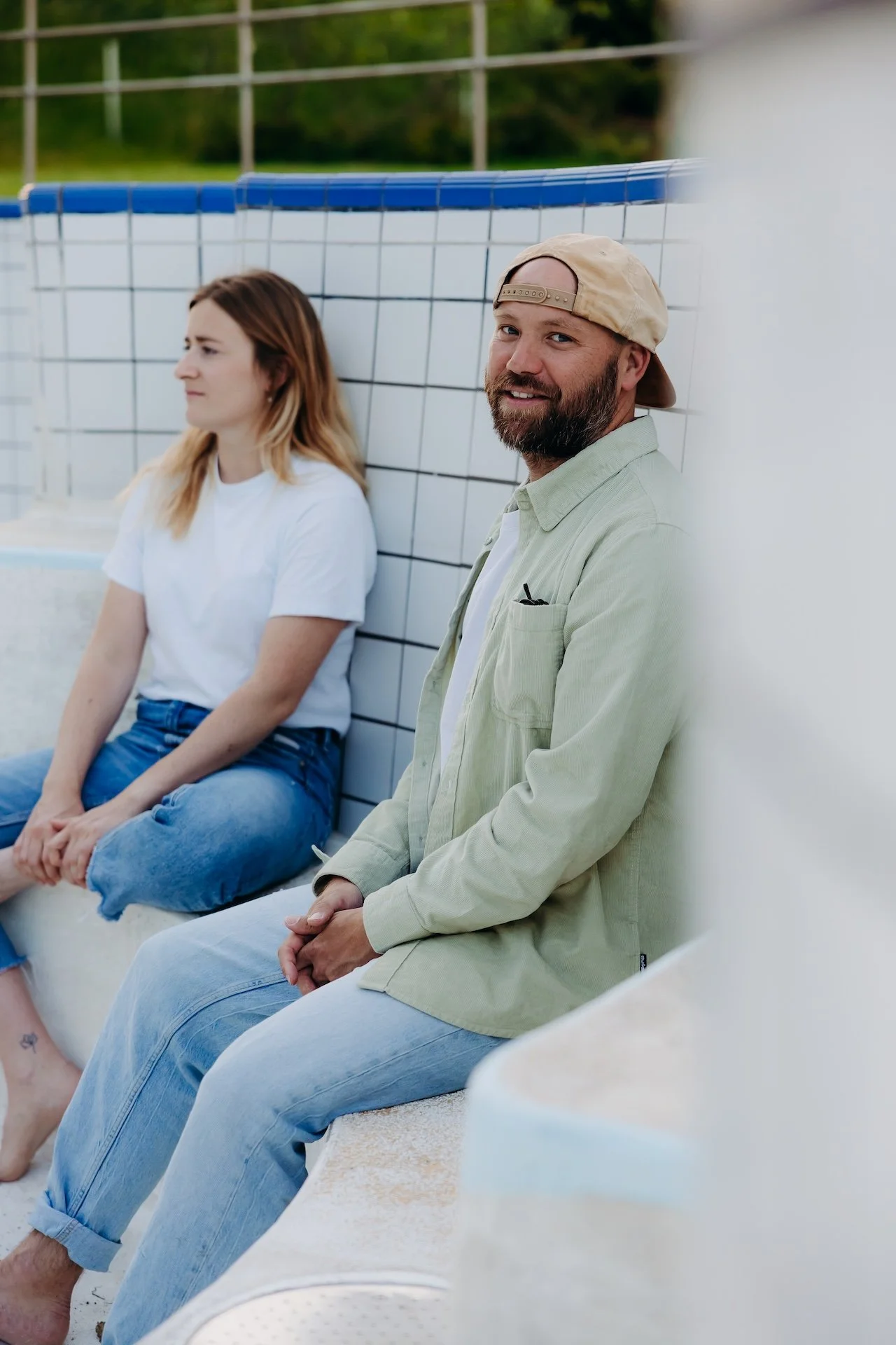 Shooting couple en jean et t-shirt dans le cadre atypique d’une piscine vide à Saintes