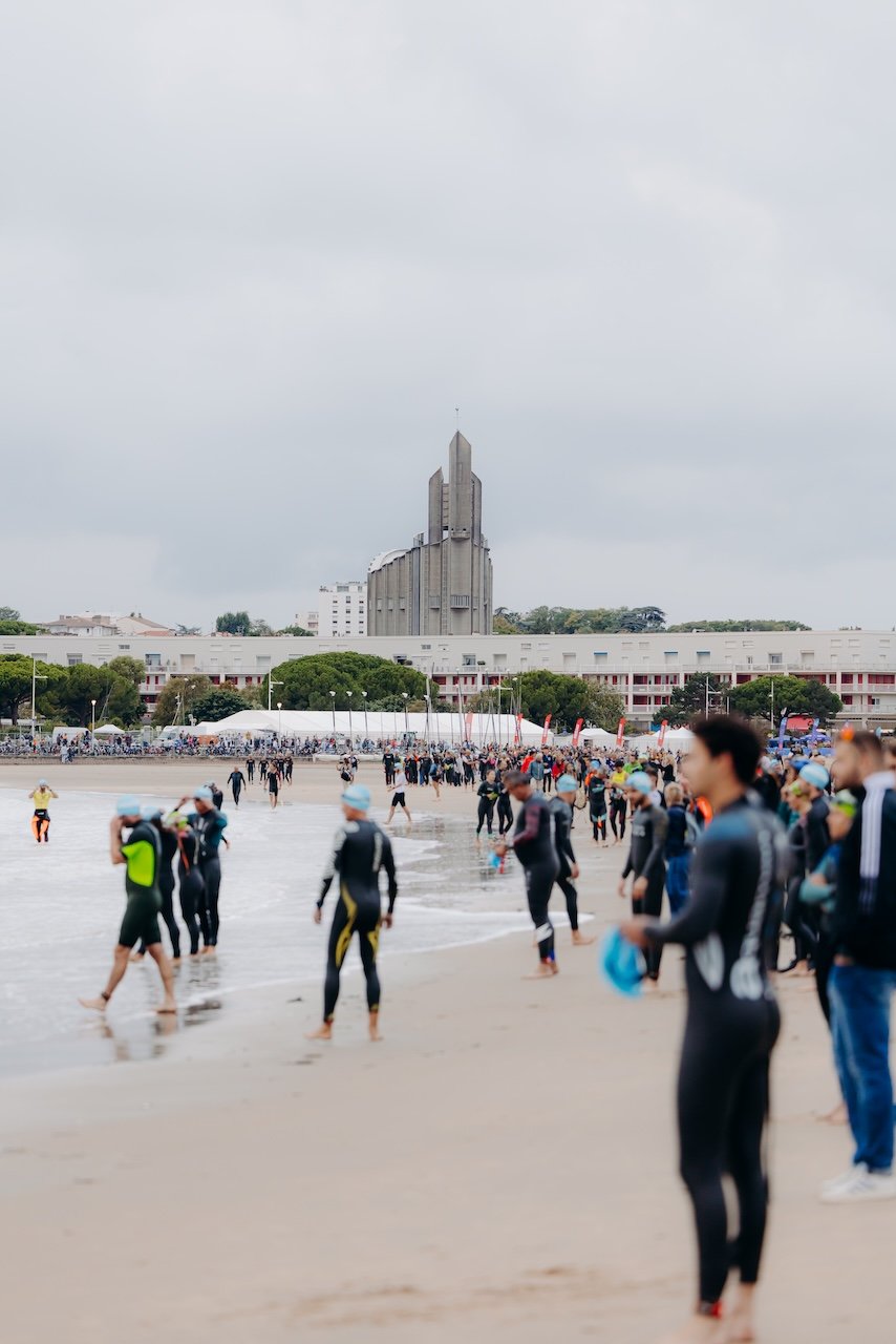 Moment de transition d’un athlète du Triathlon de Royan, où vitesse, précision et énergie se mêlent dans un geste fluide.