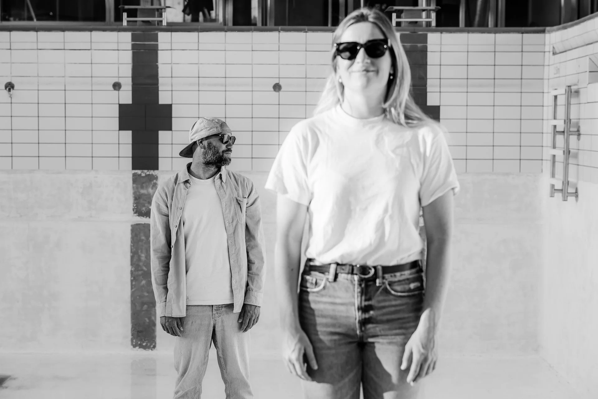 Photo artistique d’un couple dans une piscine vide, ambiance minimaliste et moderne à Saintes.