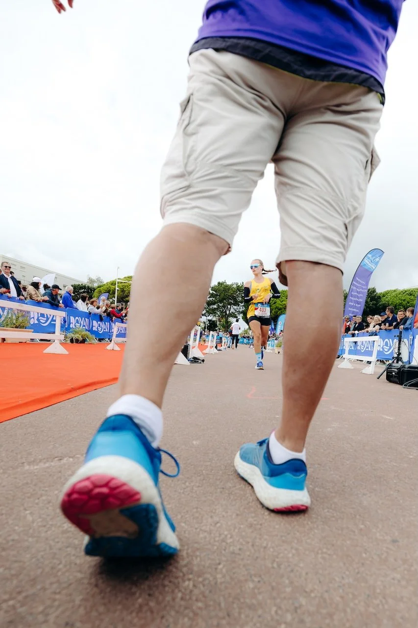 Un athlète du Triathlon de Royan donne tout dans l’effort, porté par l’ambiance unique de la Côte de Beauté.