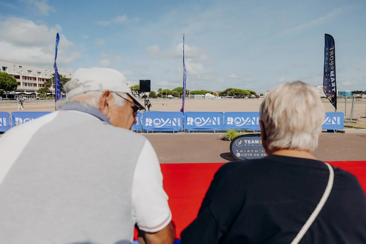 Instant capturé au cœur du triathlon : un athlète concentré, déterminé, avançant vers la ligne d’arrivée à Royan.