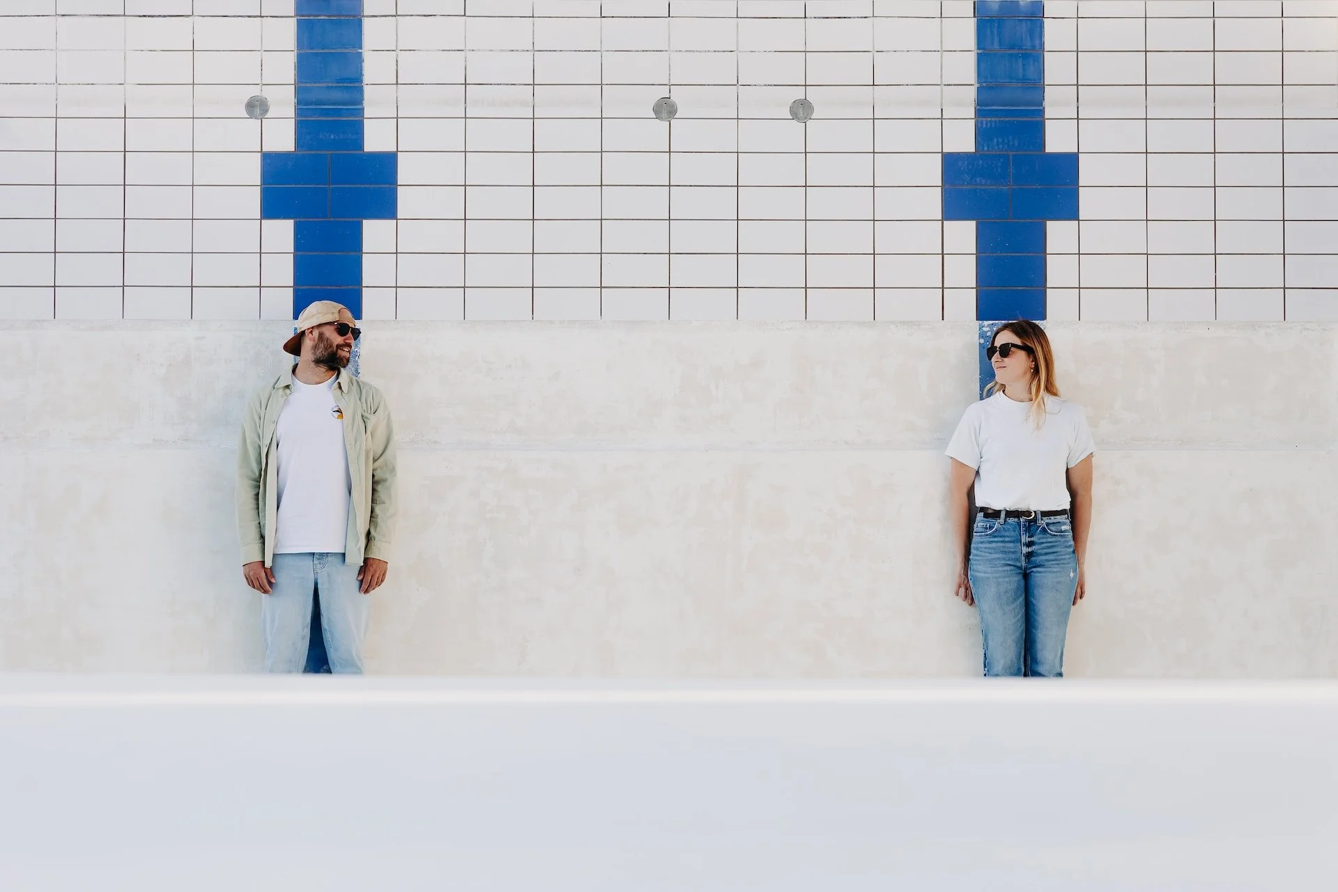 Photo artistique d’un couple dans une piscine vide, ambiance minimaliste et moderne à Saintes