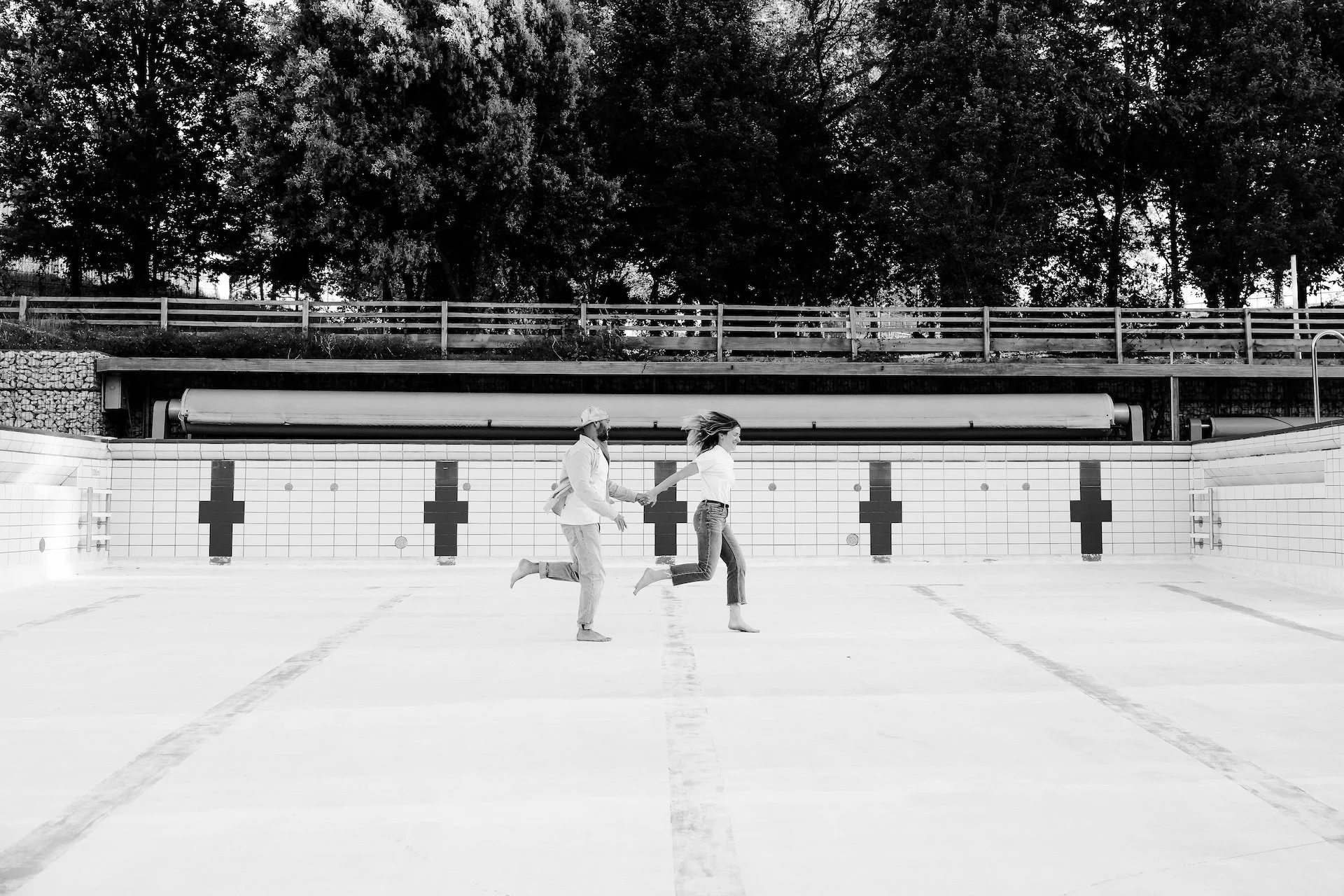 Photo artistique d’un couple dans une piscine vide, ambiance minimaliste et moderne à Saintes