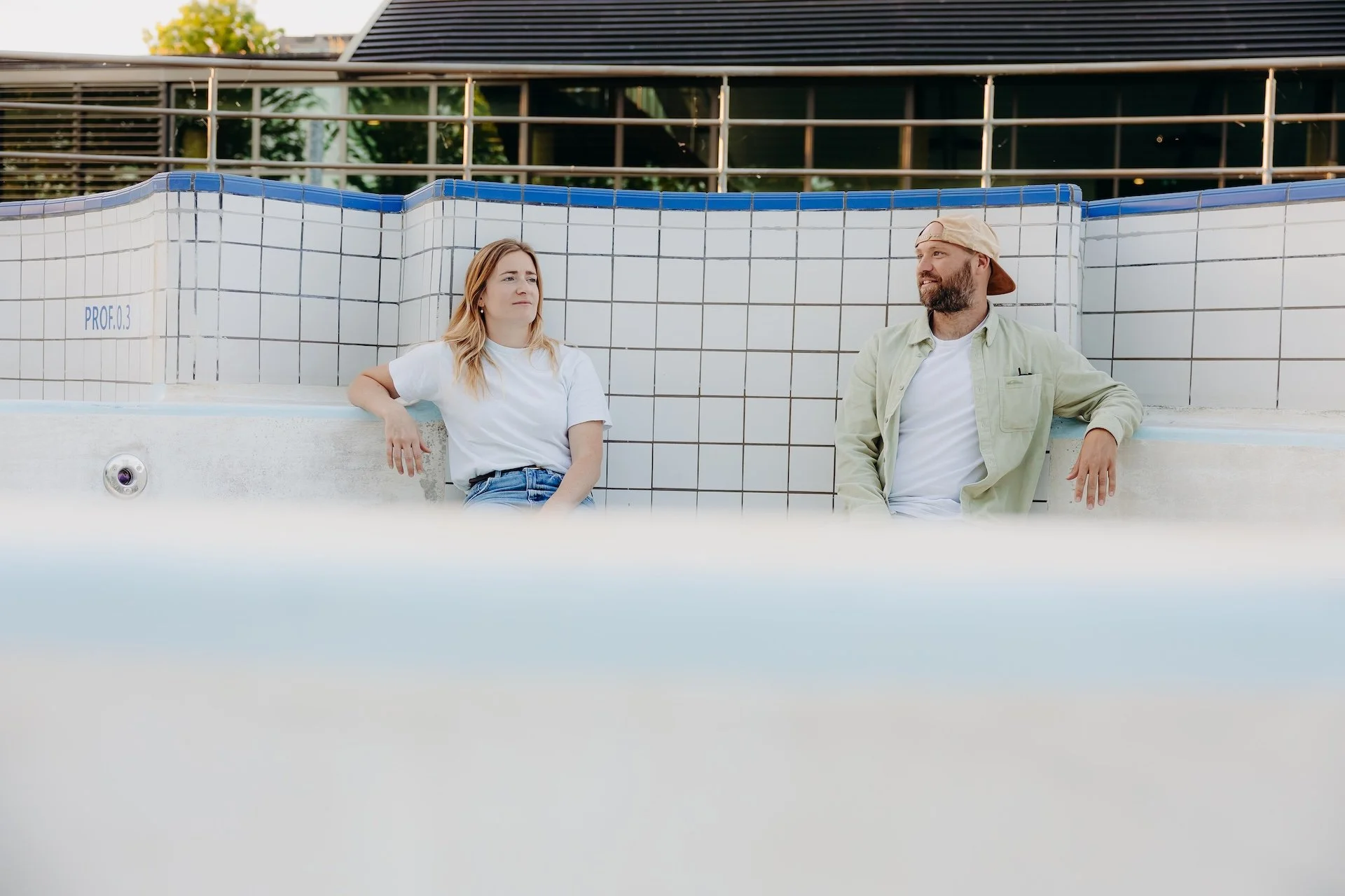 Photo artistique d’un couple dans une piscine vide, ambiance minimaliste et moderne à Saintes