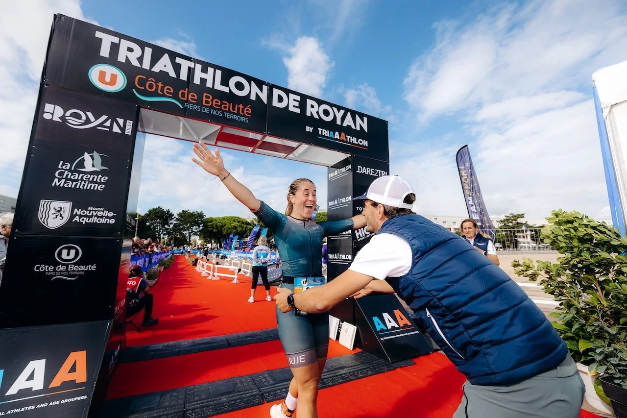 Athlète en plein effort lors du Triathlon de Royan, capturé au cœur de l’action entre intensité, concentration et dépassement de soi.