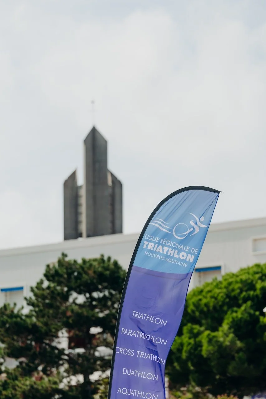Un athlète du Triathlon de Royan donne tout dans l’effort, porté par l’ambiance unique de la Côte de Beauté.
