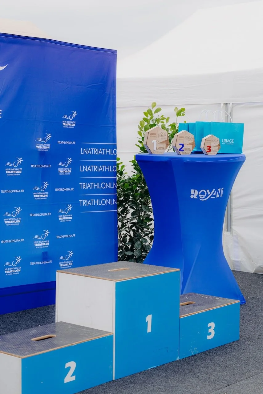 Arrivée d’un athlète au Triathlon de Royan, chargée d’émotion, de sueur et d’un véritable esprit de compétition.