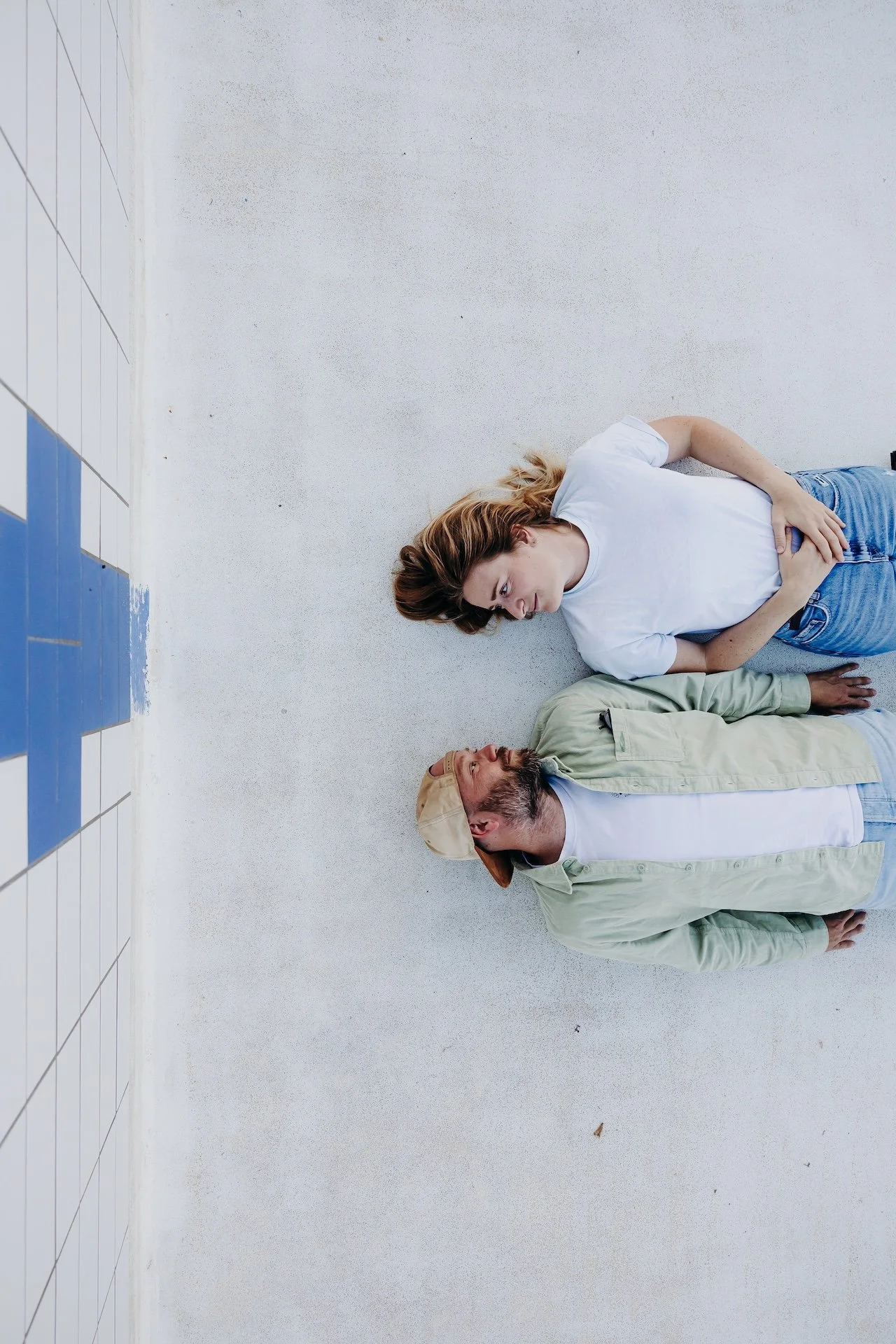 Couple allongé dans une piscine vide à Saintes, Chill et insolite