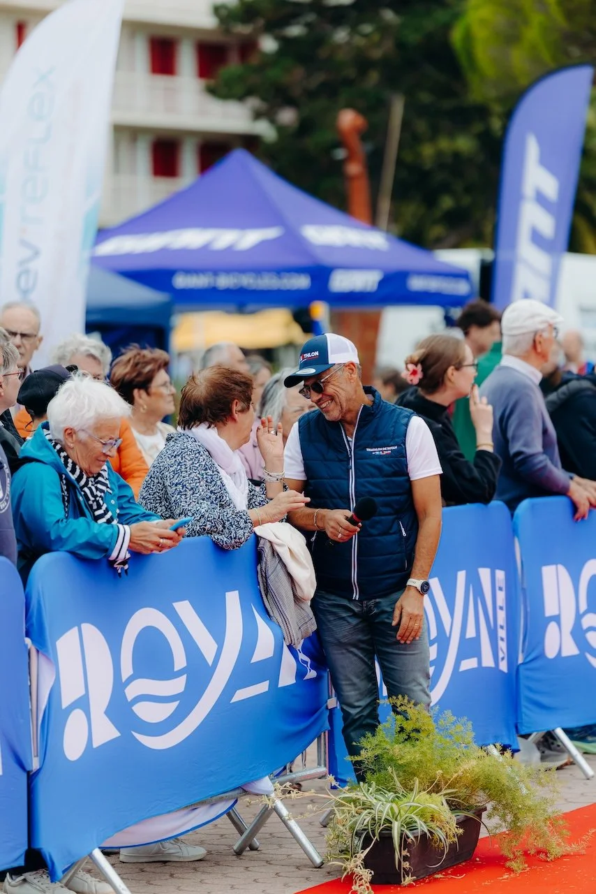 Arrivée d’un athlète au Triathlon de Royan, chargée d’émotion, de sueur et d’un véritable esprit de compétition.