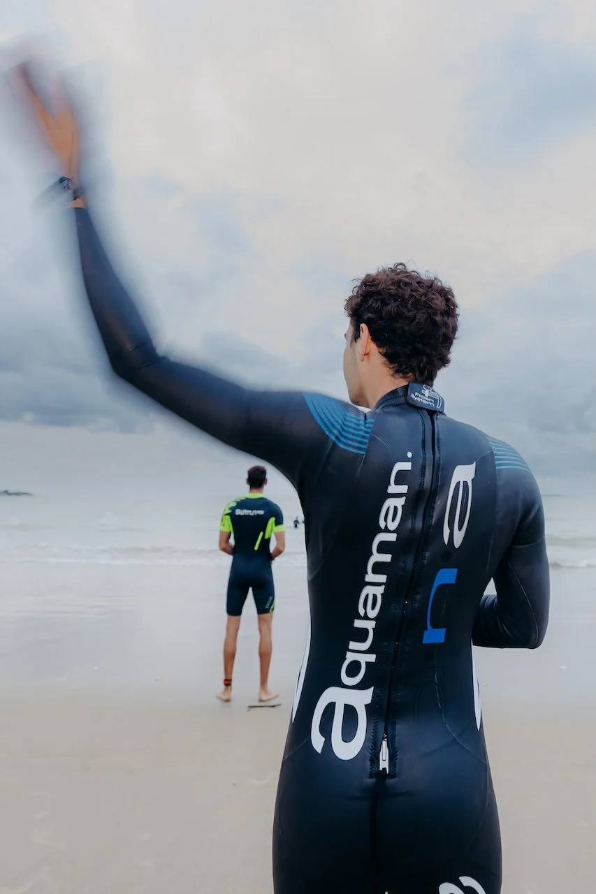 Moment de transition d’un athlète du Triathlon de Royan, où vitesse, précision et énergie se mêlent dans un geste fluide.