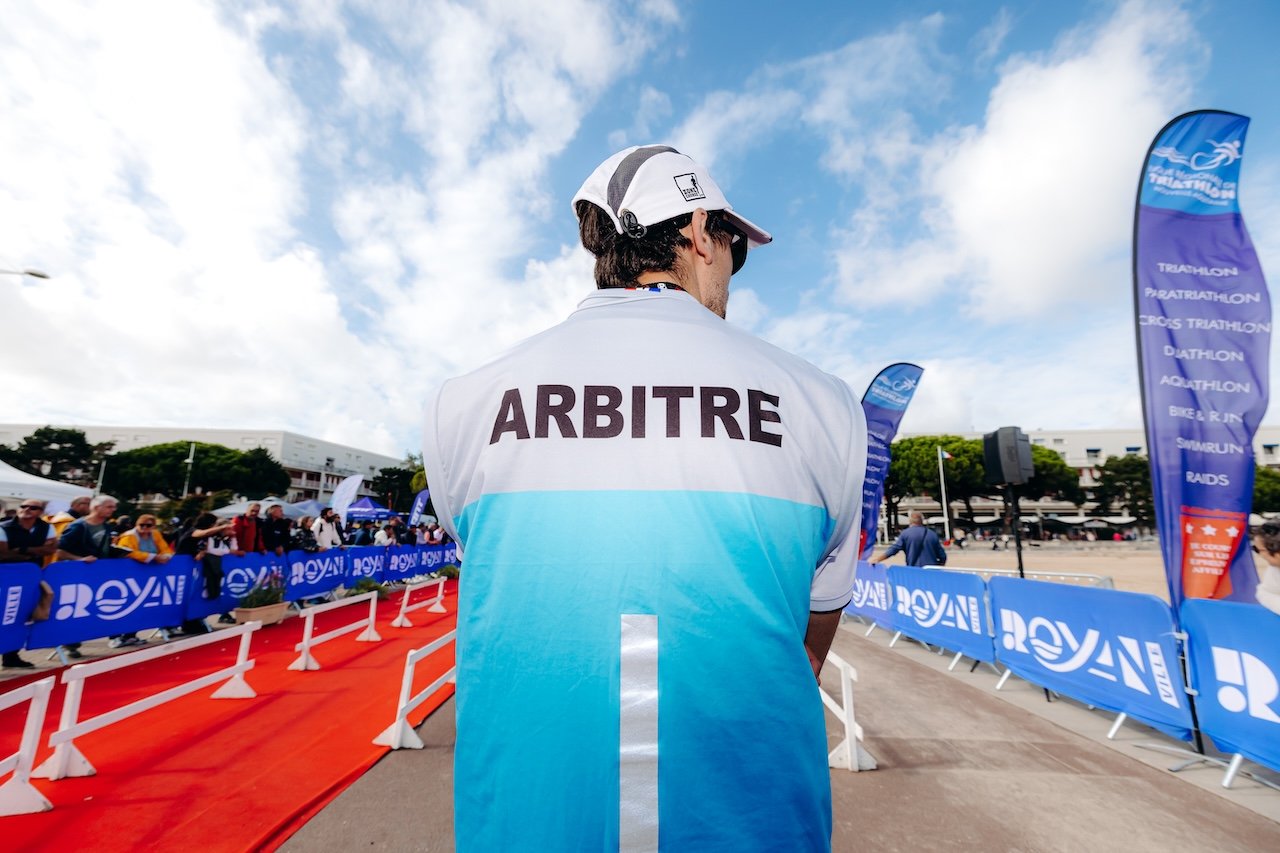 Athlète en plein effort lors du Triathlon de Royan, capturé au cœur de l’action entre intensité, concentration et dépassement de soi.