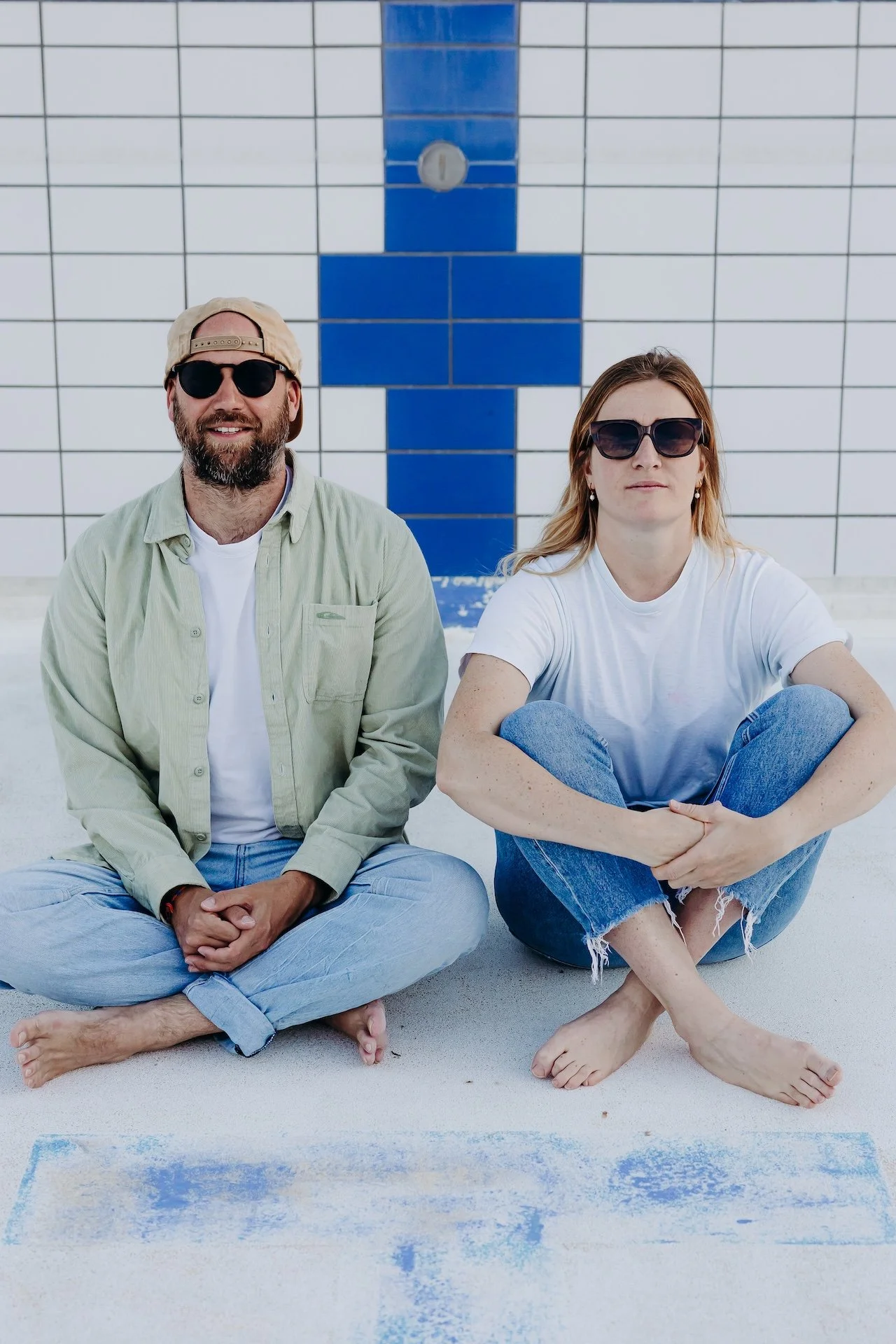 Moment fun et original d'un couple pieds nus dans une piscine vide en Charente-Maritime