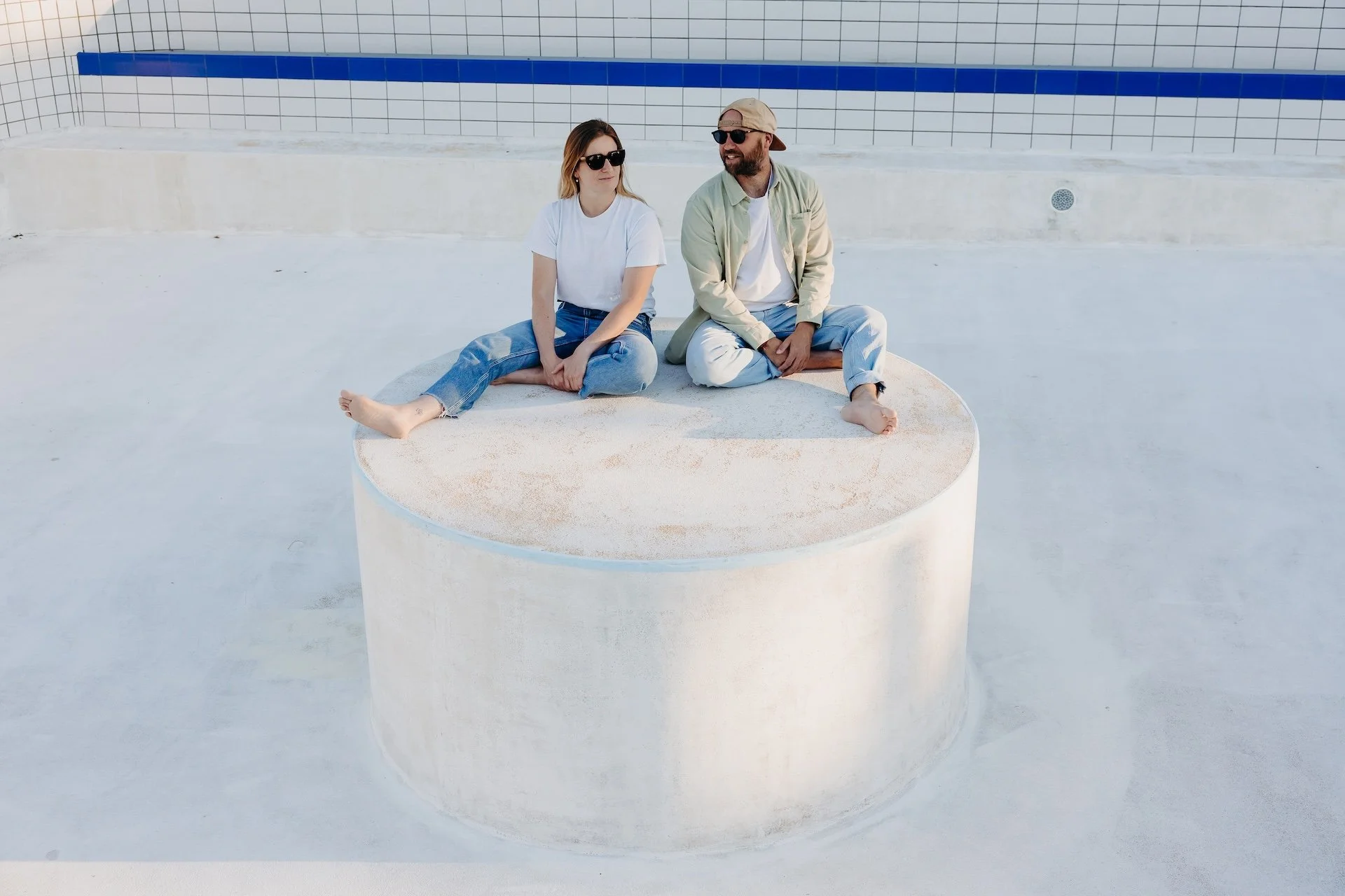 Moment fun et original d'un couple pieds nus dans une piscine vide en Charente-Maritime