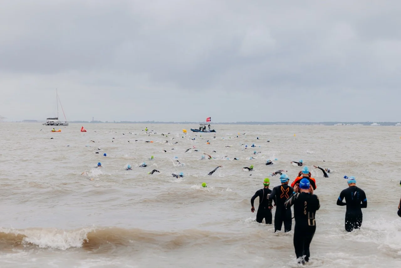 Coureur du triathlon de Royan franchissant les kilomètres avec détermination, symbole de force mentale et d’endurance sportive.