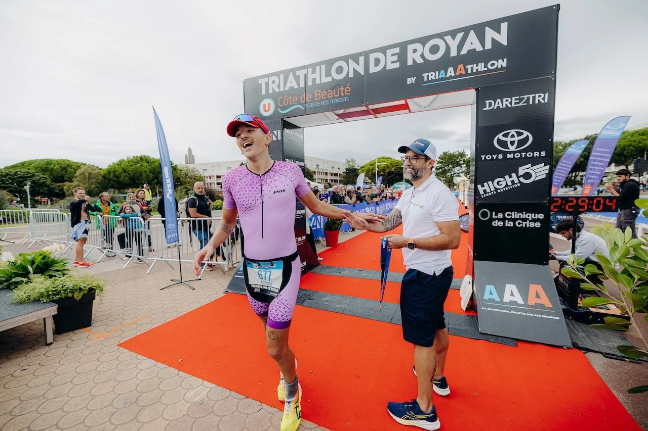 Moment de transition d’un athlète du Triathlon de Royan, où vitesse, précision et énergie se mêlent dans un geste fluide.