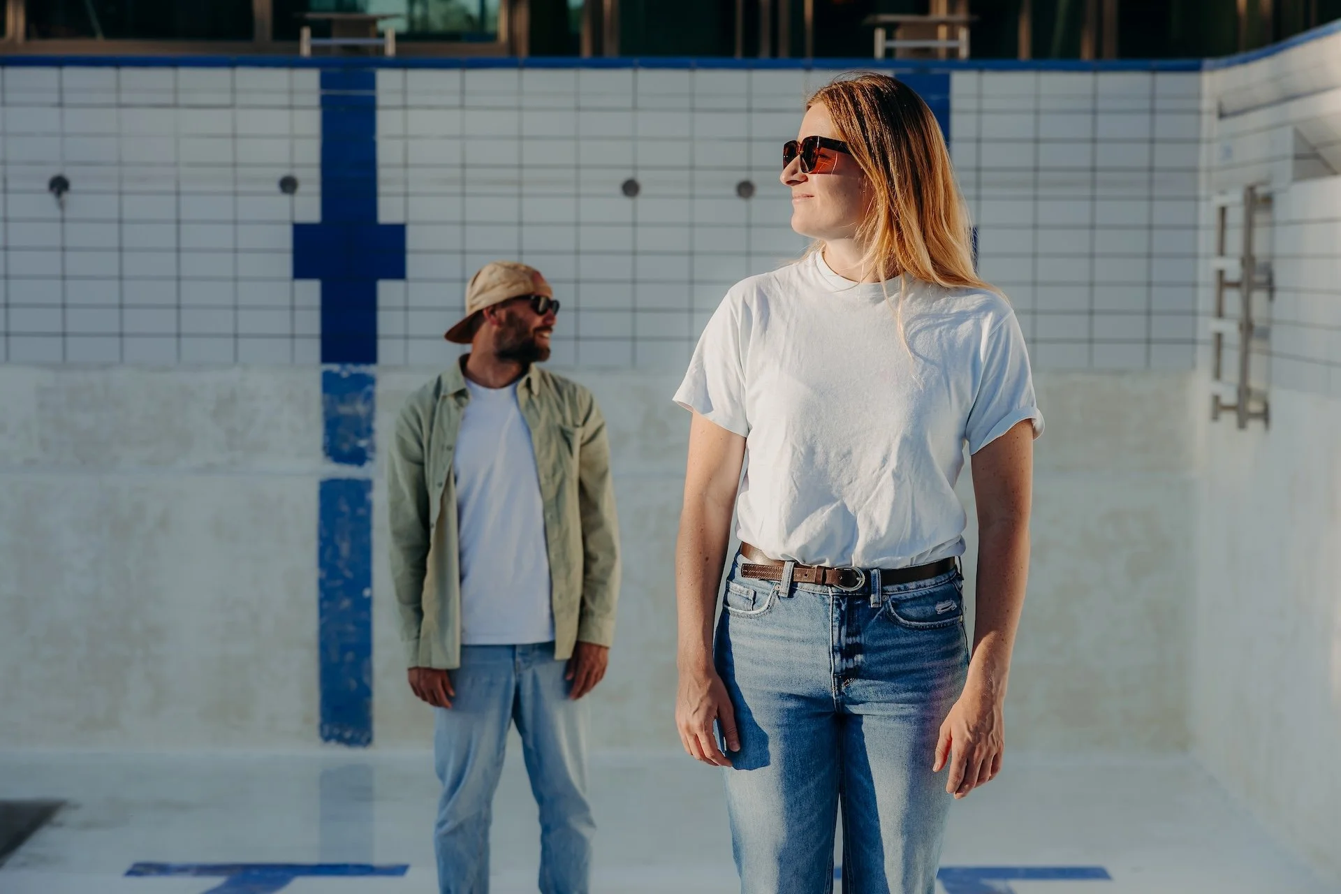Photo artistique d’un couple dans une piscine vide, ambiance minimaliste et moderne à Saintes.