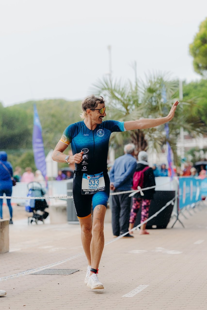 Triathlète sortant de l’eau sur la plage de Royan, entre mer Atlantique et ambiance sportive unique de la Côte de Beauté.