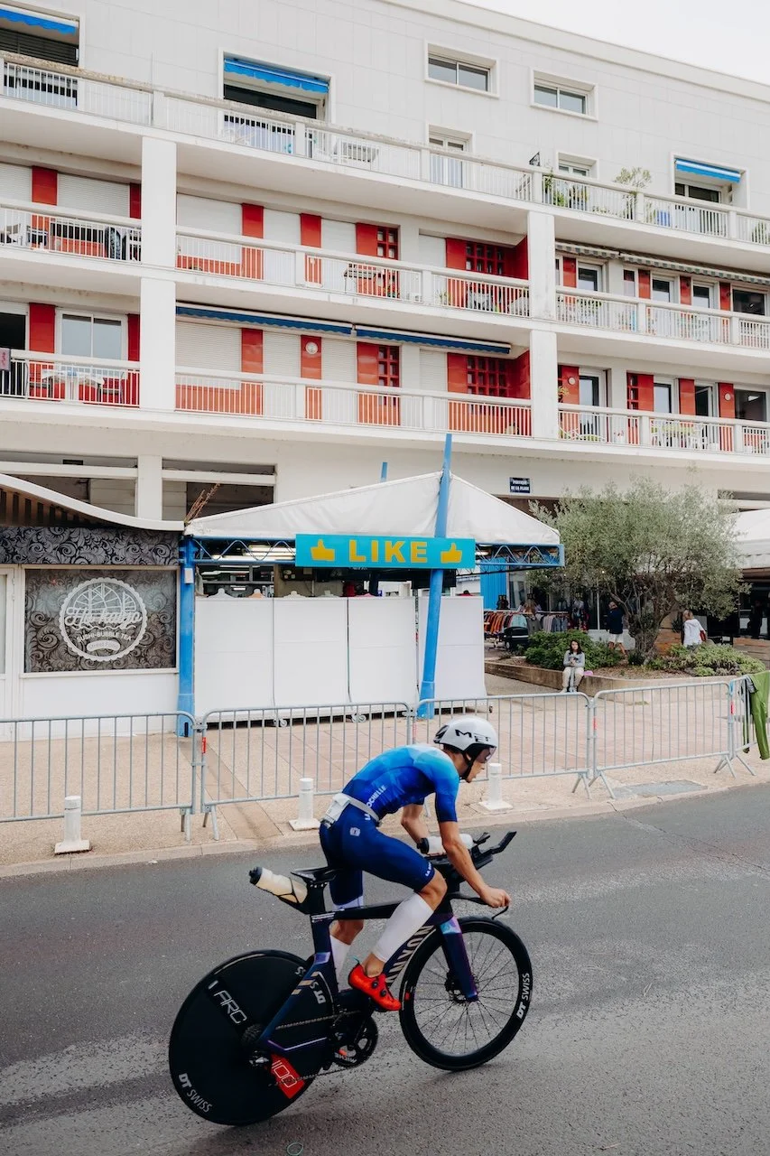 Arrivée d’un athlète au Triathlon de Royan, chargée d’émotion, de sueur et d’un véritable esprit de compétition.
