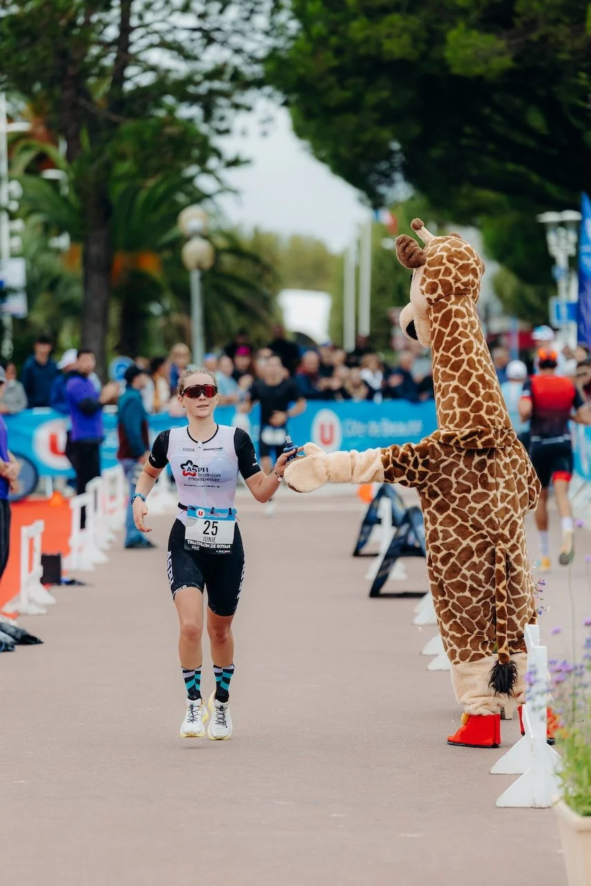 Arrivée d’un athlète au Triathlon de Royan, chargée d’émotion, de sueur et d’un véritable esprit de compétition.