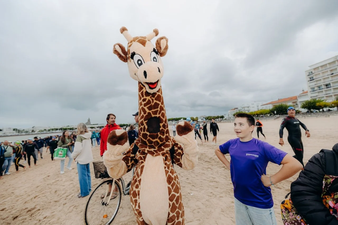 Coureur du triathlon de Royan franchissant les kilomètres avec détermination, symbole de force mentale et d’endurance sportive.