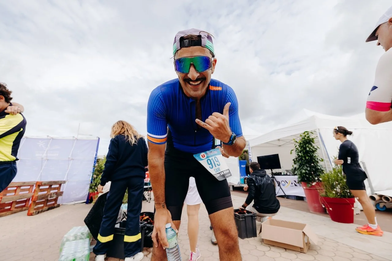 Un athlète du Triathlon de Royan donne tout dans l’effort, porté par l’ambiance unique de la Côte de Beauté.