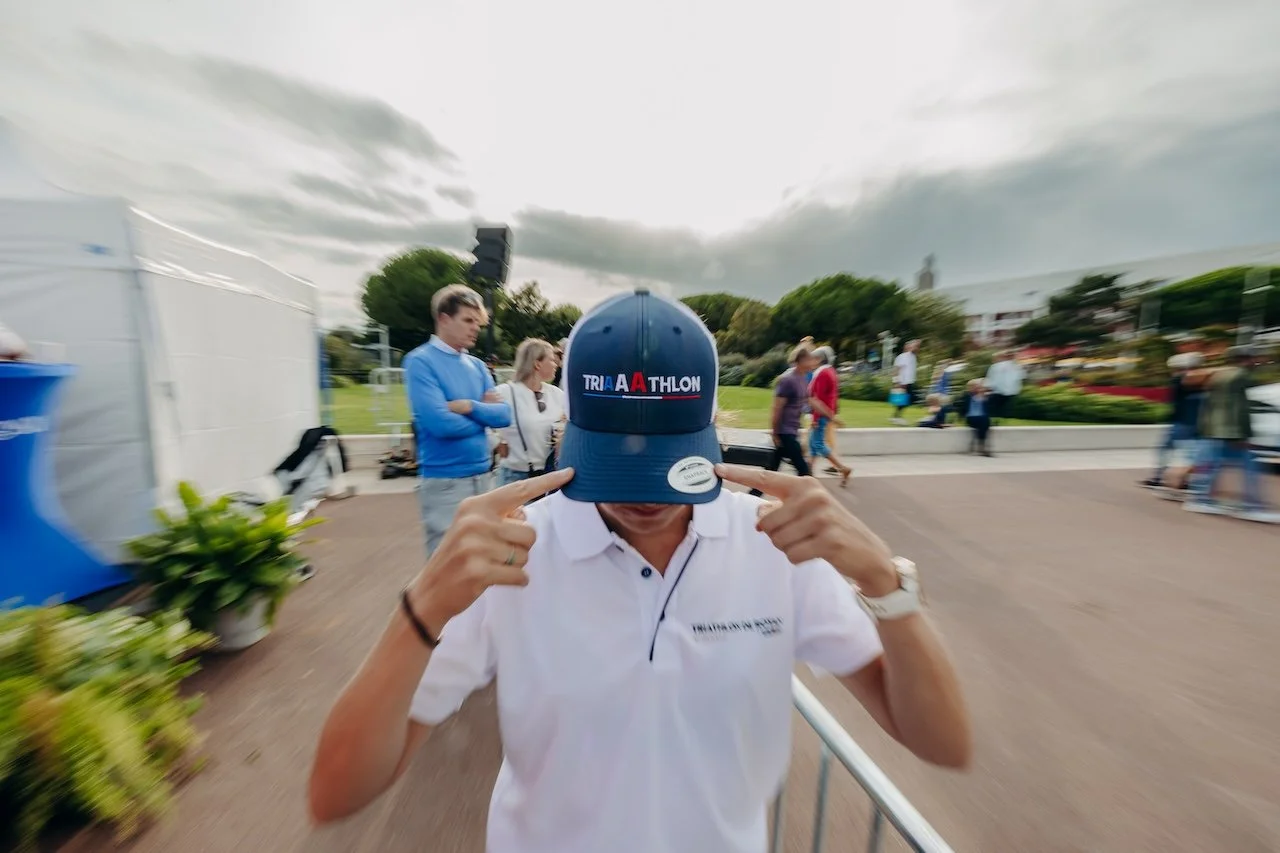 Coureur du triathlon de Royan franchissant les kilomètres avec détermination, symbole de force mentale et d’endurance sportive.