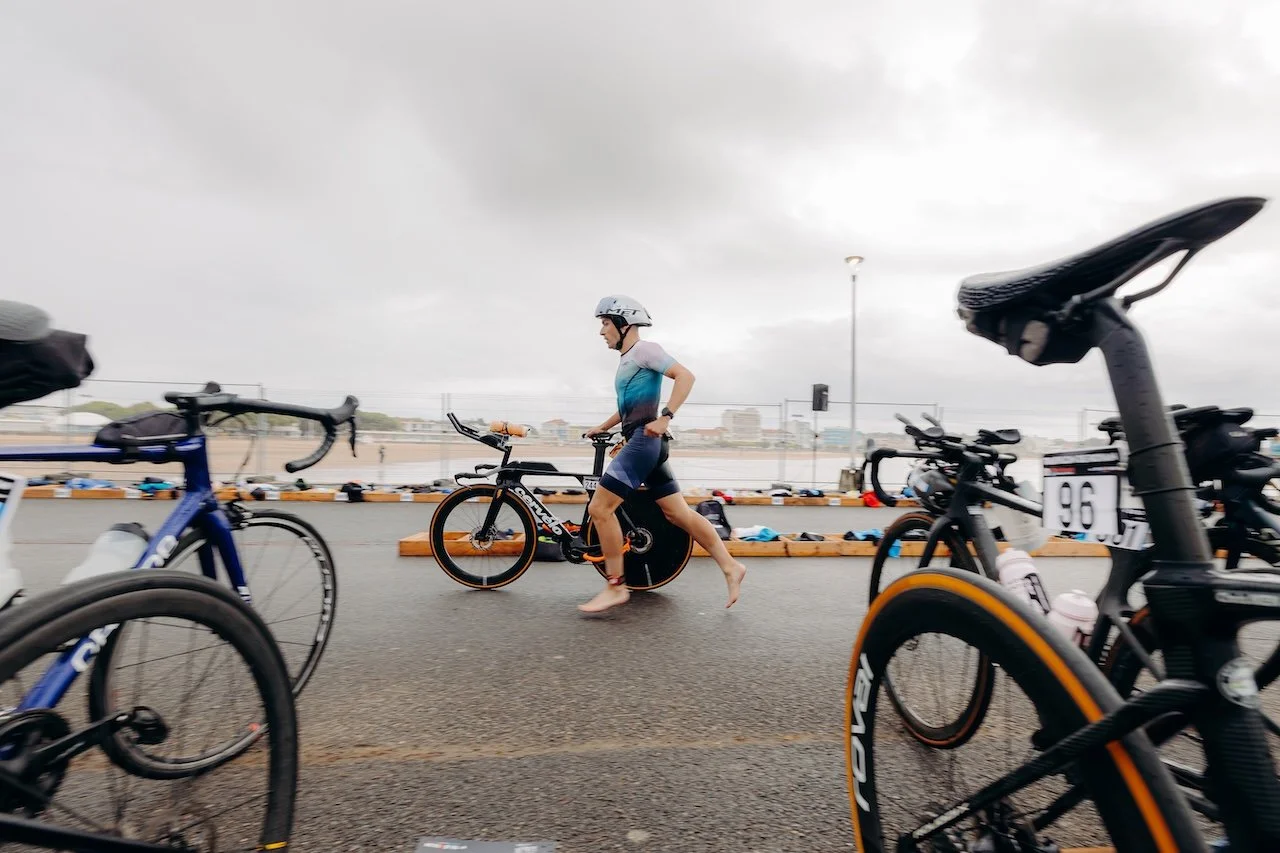 Triathlète sortant de l’eau sur la plage de Royan, entre mer Atlantique et ambiance sportive unique de la Côte de Beauté.