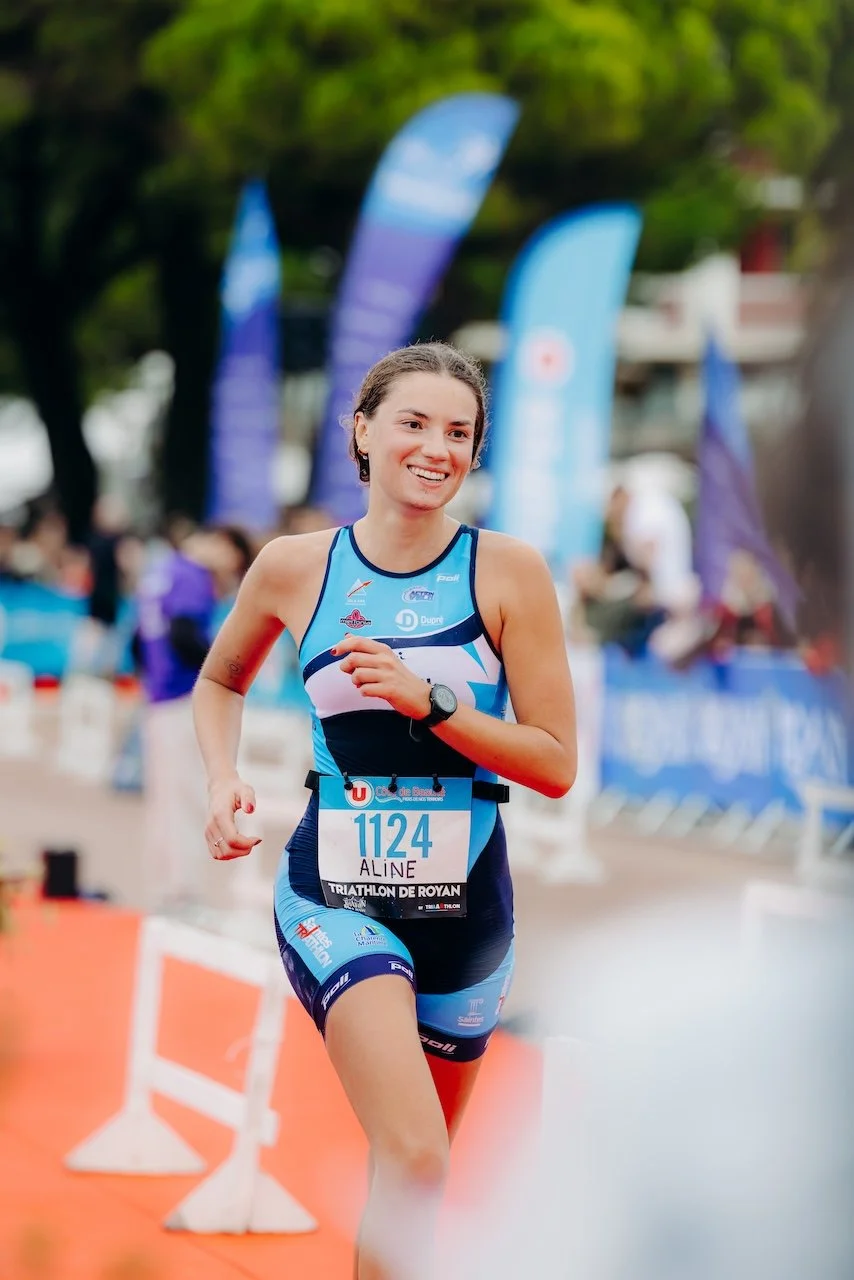 Arrivée d’un athlète au Triathlon de Royan, chargée d’émotion, de sueur et d’un véritable esprit de compétition.