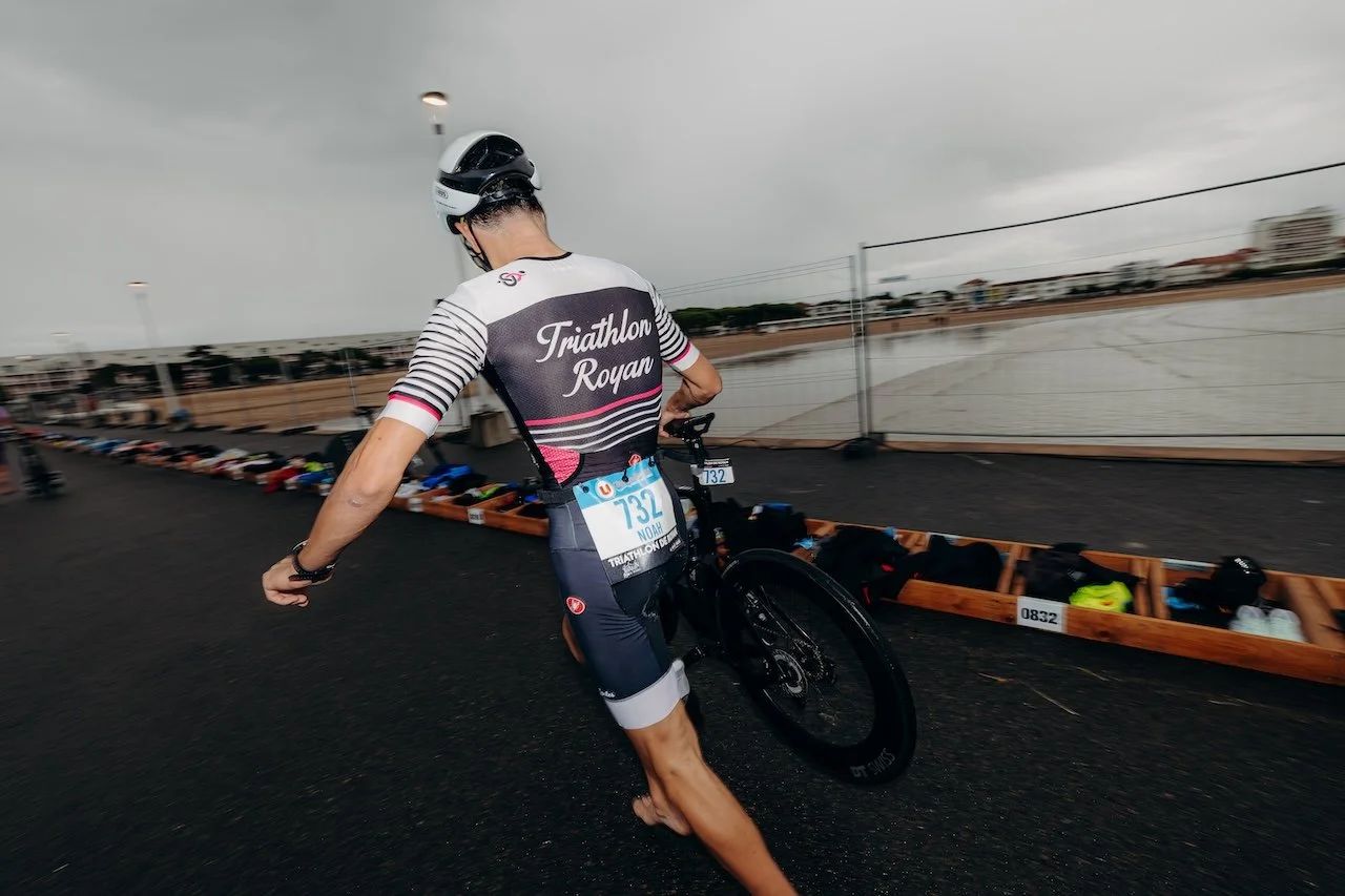 Triathlète sortant de l’eau sur la plage de Royan, entre mer Atlantique et ambiance sportive unique de la Côte de Beauté.