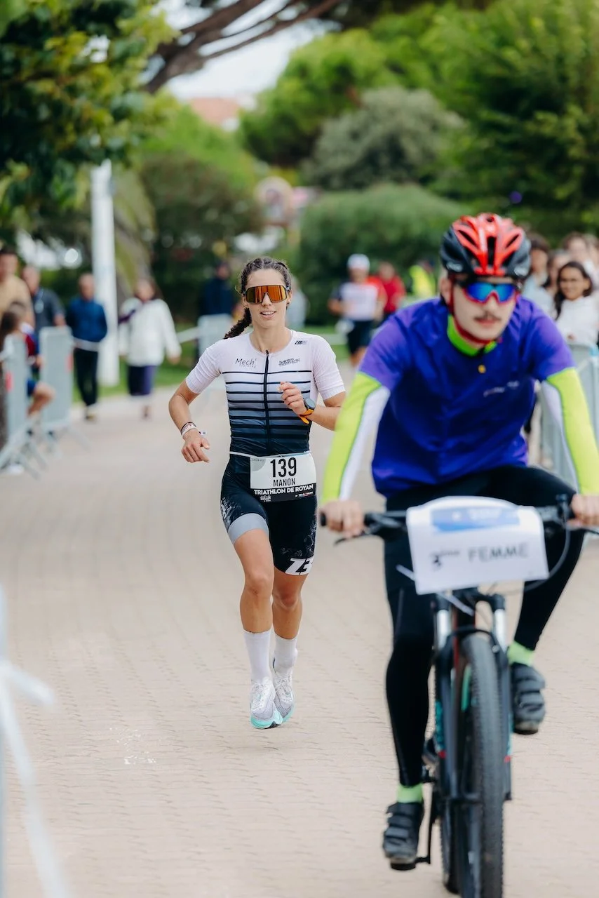 Manon Lequet - Arrivée d’un athlète au Triathlon de Royan, chargée d’émotion, de sueur et d’un véritable esprit de compétition.