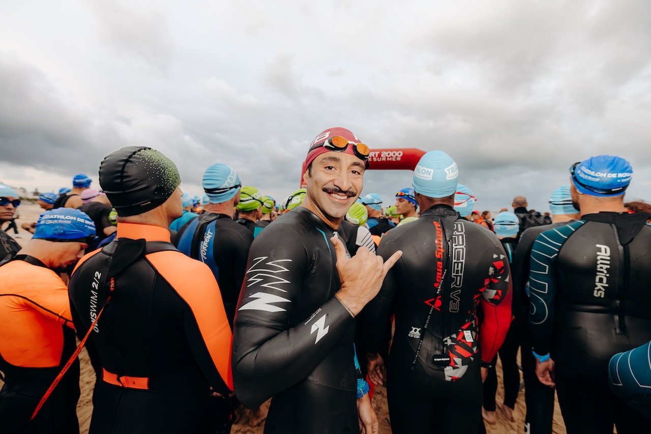 Coureur du triathlon de Royan franchissant les kilomètres avec détermination, symbole de force mentale et d’endurance sportive.