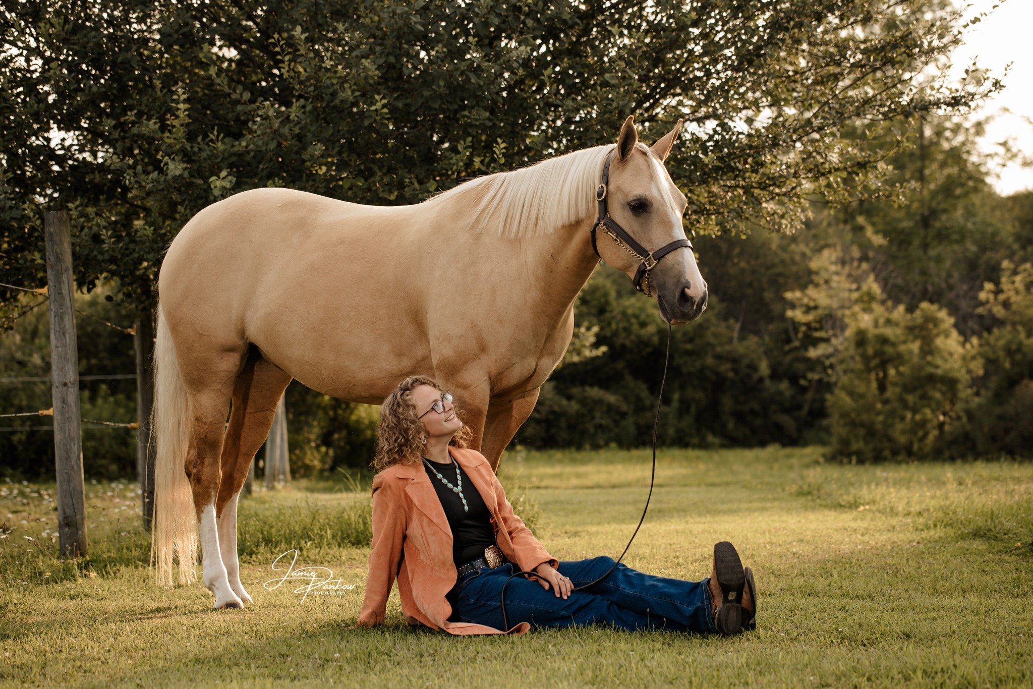 Some horses really can do it all and honestly, so can their portrait sessions.

One minute you&rsquo;re the laid-back horse girl sitting in the grass with your best friend.
The next you&rsquo;re going full fashion moment with a flowing dress and gold