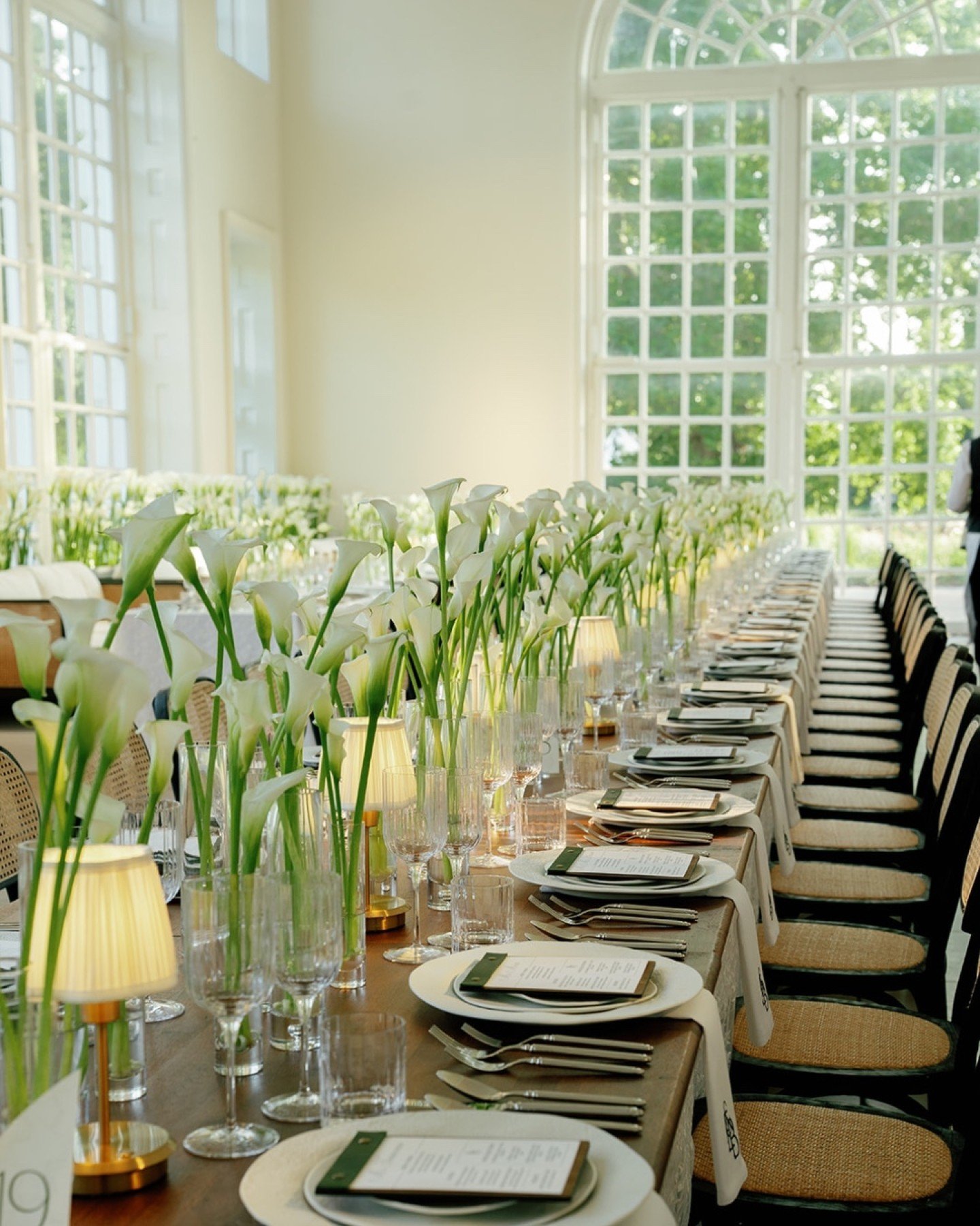 For this breathtaking wedding at Kew Gardens with the brilliant @matthew_oliver_weddings, we created a custom-built 54ft tabletop in solid wood, finished in a rich walnut stain.

Designed as a single dramatic run made up with interlocking sections fo