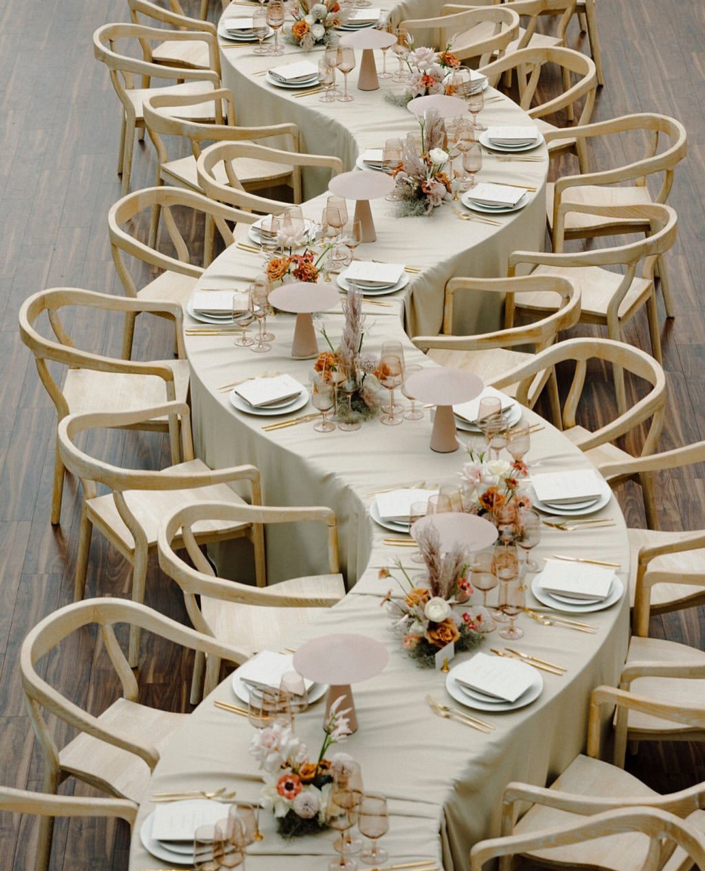 Sweeping Serpentine table magic at the Royal Opera House, perfectly paired with our signature James chairs &mdash; timeless elegance in an iconic setting.

📷 @clairemenary

#eventdesign #tablescapeinspo #royaloperahouse #serpentinestyle #londonevent