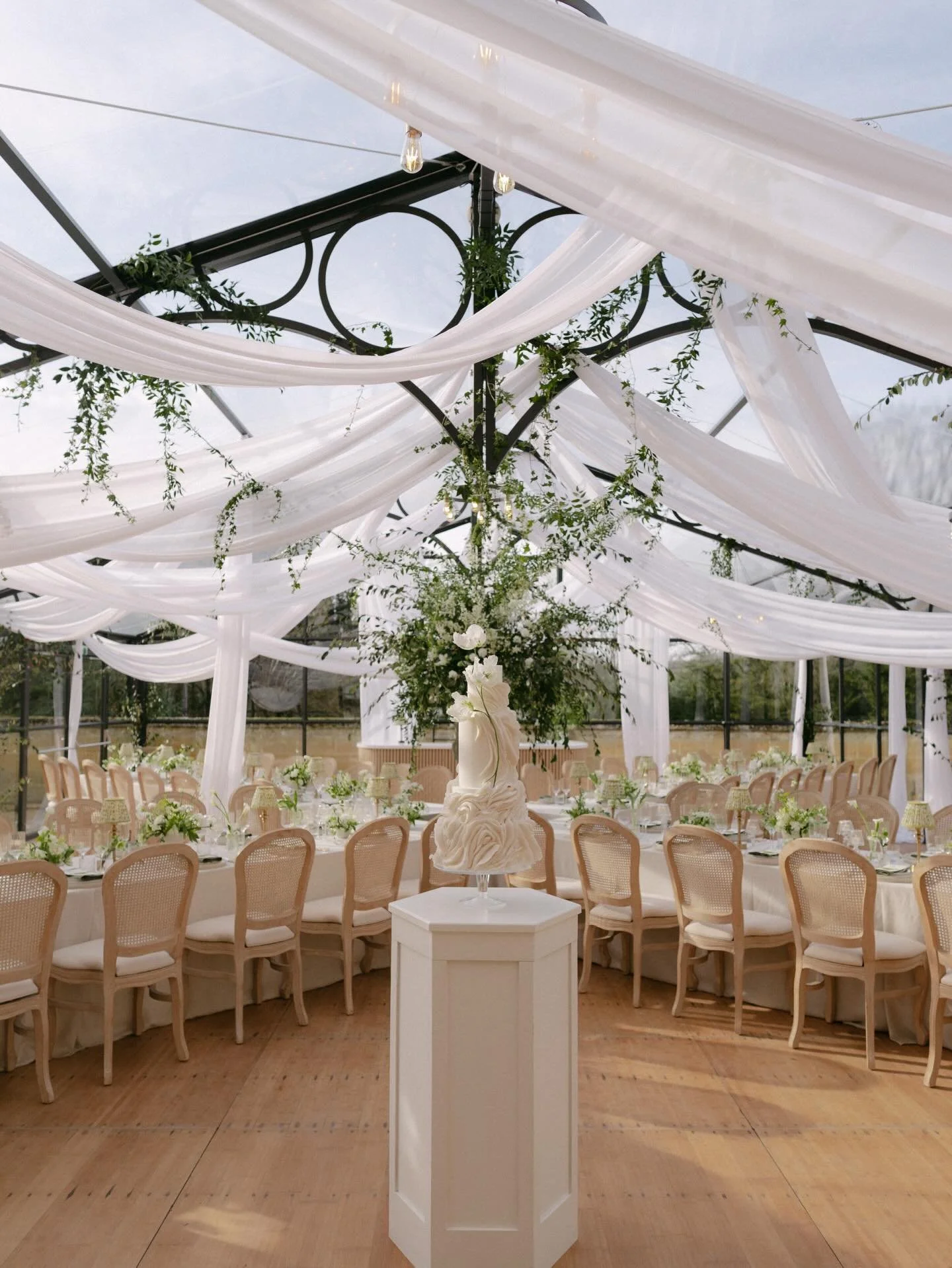 There is something very special about a wedding day filled with light. The way it moves through a space changes everything, lifting the mood and making the whole setting feel open, relaxed and full of energy. The glass ceiling on this creative shoot 