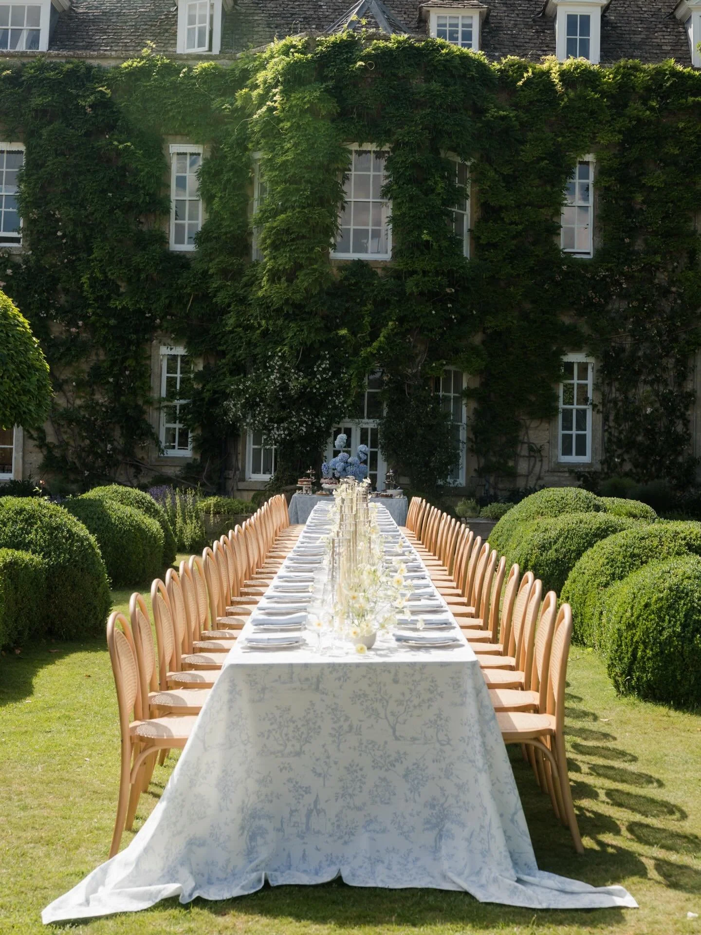 Some settings speak for themselves. A beautiful sunny dining setting at Cornwell Manor, with our Margot Chairs sitting perfectly in the light. Honestly, there aren&rsquo;t quite the words for how gorgeous this one was.

Planner @katrinaotterwed
Venue